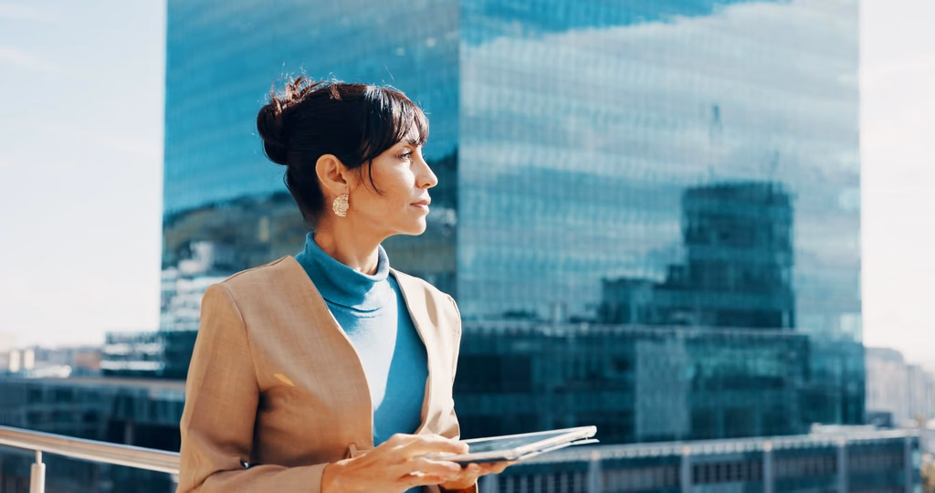 A female entrepreneur preparing her E-2 Visa investment plan.